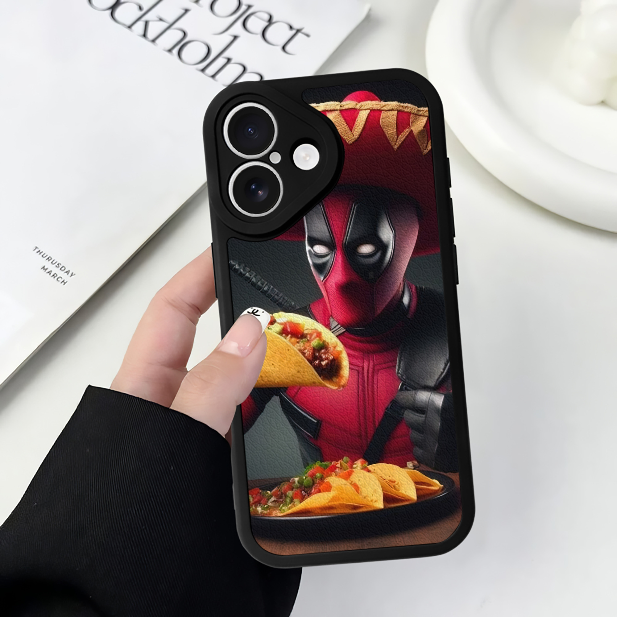 （画像用） Deadpool デッドプール 【iPhone 16シリーズ対応】シリコンスマホケース（レザー調） 材質：シリコン